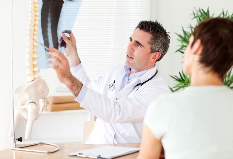 Doctors examine X-rays to diagnose thoracic osteochondrosis